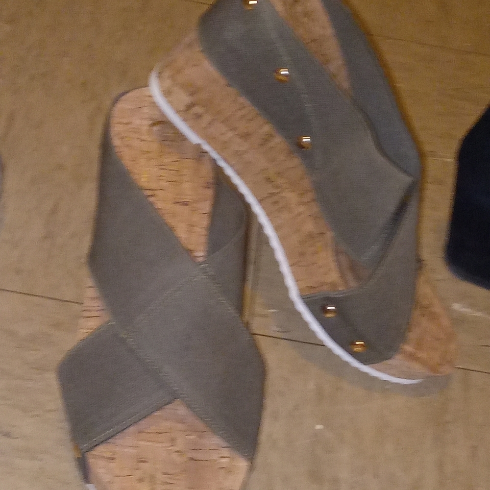 Green Comfort brand sz 8  wedge heels